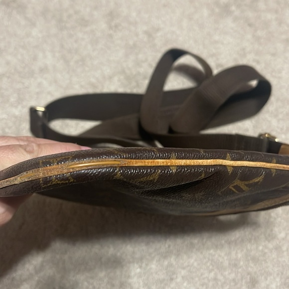 Louis Vuitton Crossbody - Picture 12 of 12
